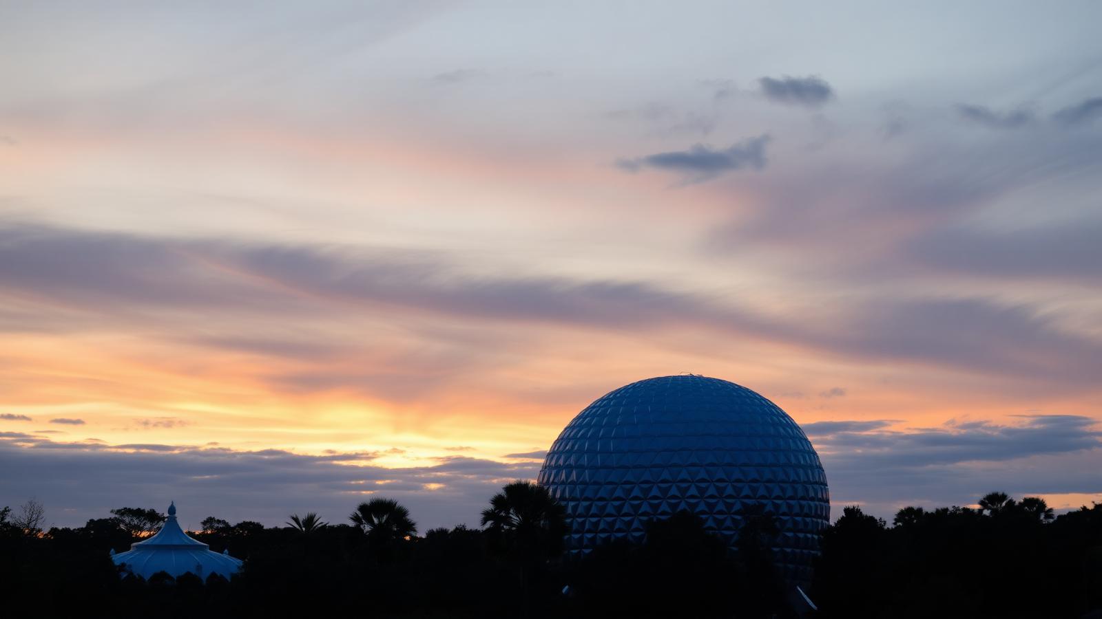 Spaceship Earth ao por do sol