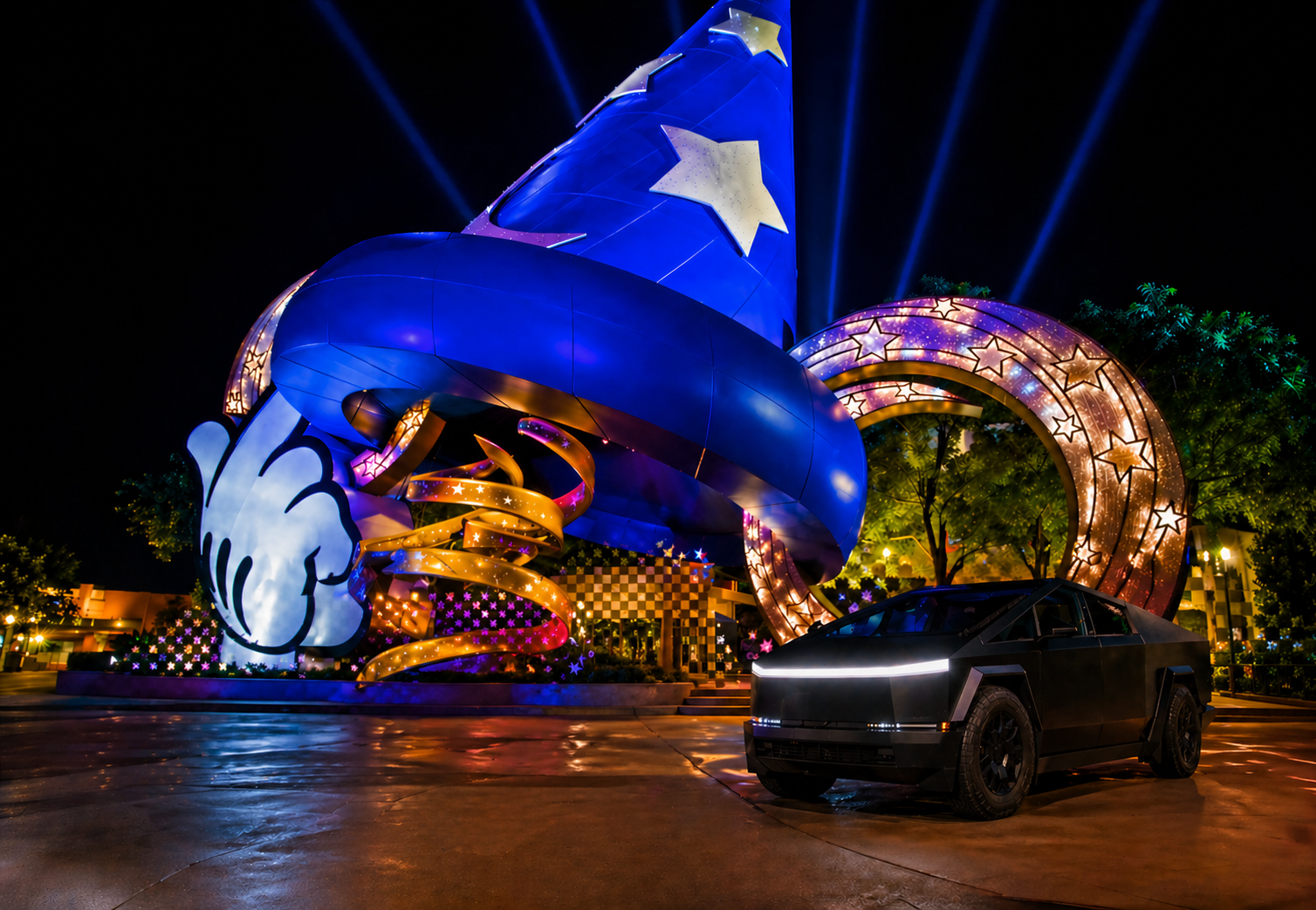 Tesla Cybertruck preto em frente ao Sorcerer's Hat do Hollywood Studios Orlando à noite