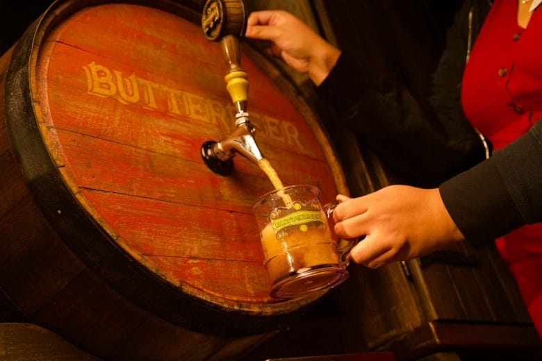 Butterbeer servida em copo caracteristico